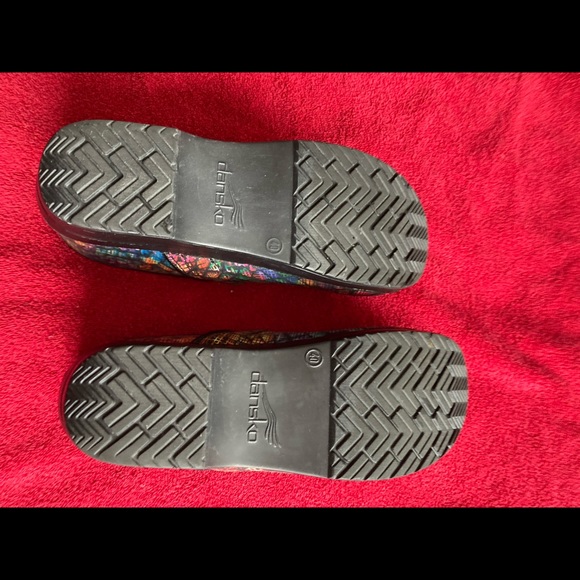 Pristine Dansko size 40 clogs - Picture 3 of 4